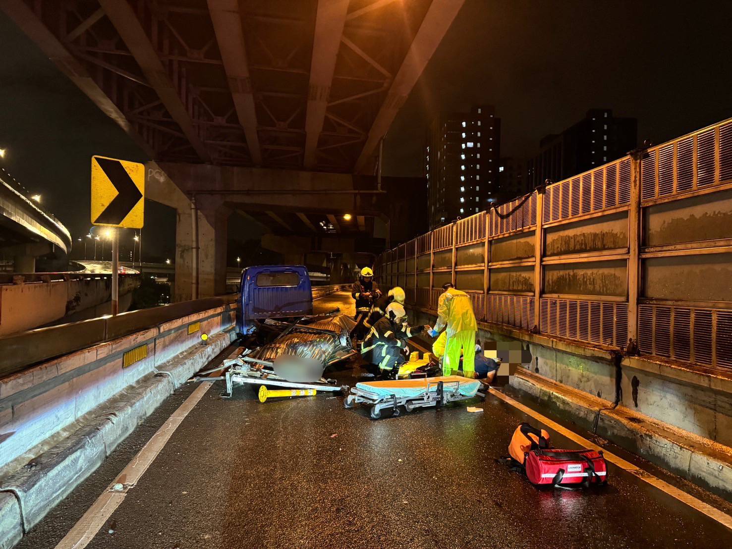 文山區水源快速道路南往北方向,發生一起自小貨車失控事故。(記者 黃荷琇翻攝)