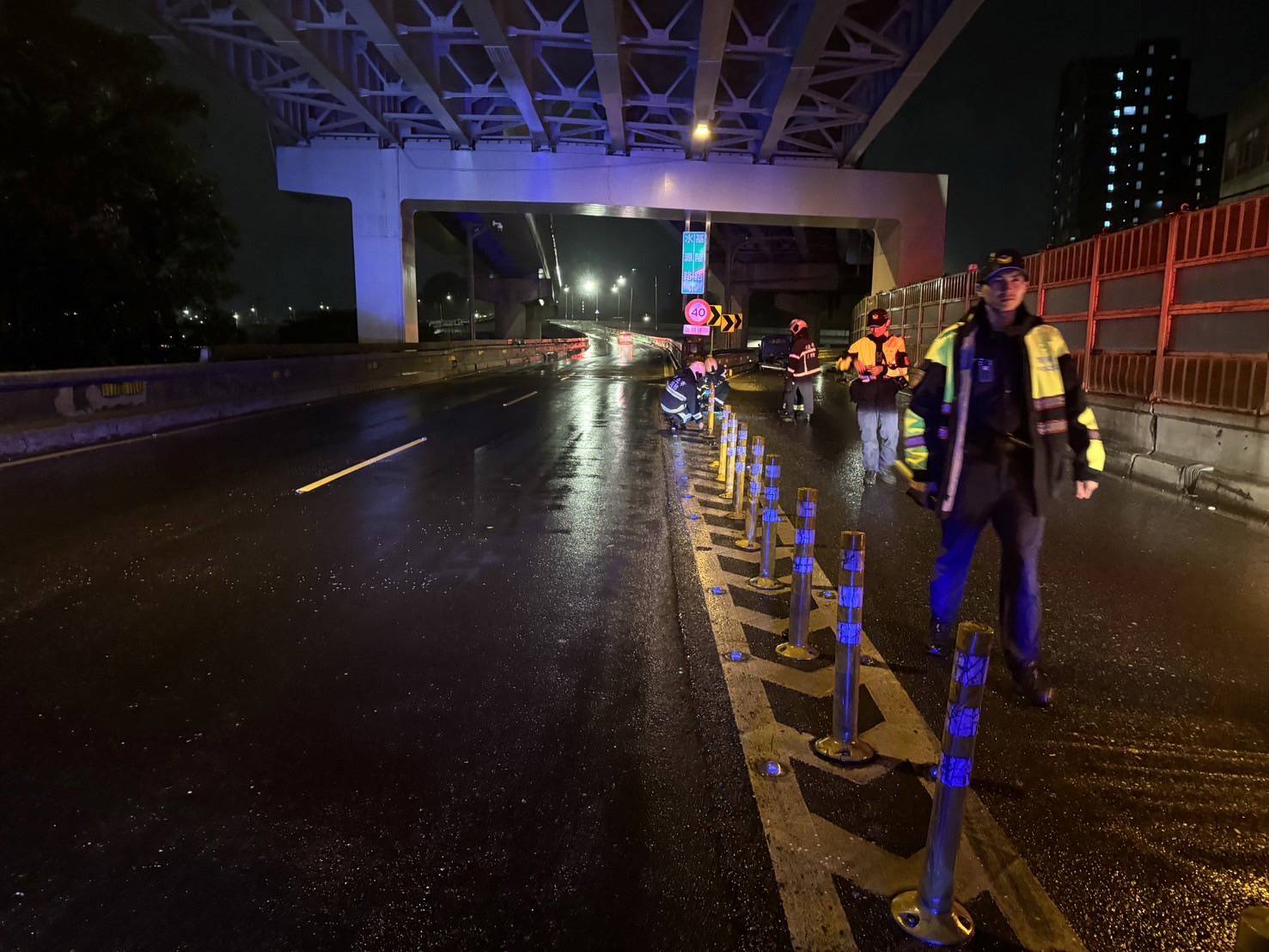 文山第二分局提醒民眾,駕駛時應提高警覺,尤其是在雨天路滑的情況下,務必減速並保持安全車距。(記者 黃荷琇翻攝)