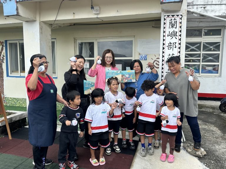 海委會主委管碧玲及海保署署長陸曉筠與蘭恩教保服務中心小朋友分享繪本，呼籲大家共同守護候鳥棲地。 (圖/海洋保育署提供)