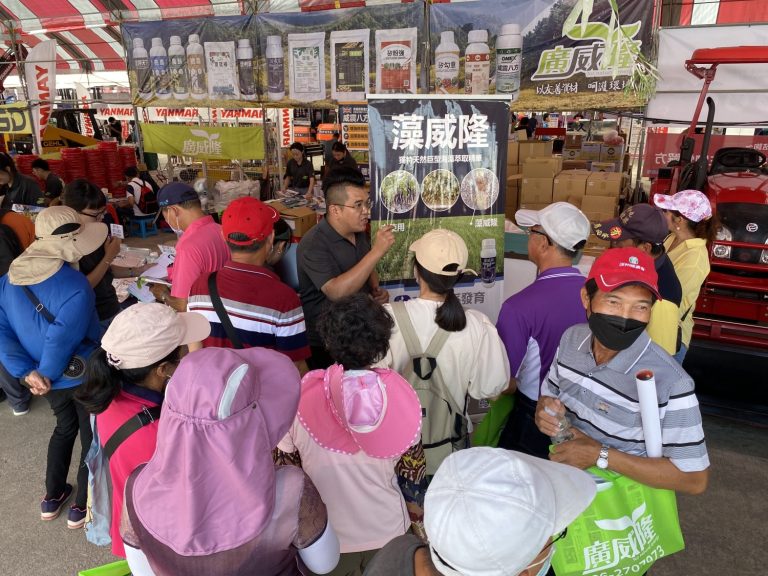 廣威隆於2024雲林國際農業機械展展示明星產品，攤位吸引村民熱情詢問。(圖/廣威隆提供)