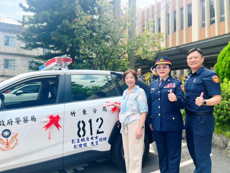 新竹縣警察局長宣介慈與竹東分局812巡邏車捐贈人合影。(圖/記者黃溎芬翻攝)