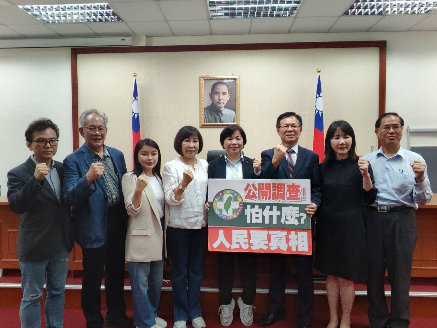 民眾黨立委張啓楷等在野黨立委對憲法法庭113年憲判字第9號判決並不認同,宣示將續查超思蛋弊案。(記者包克明 翻攝)