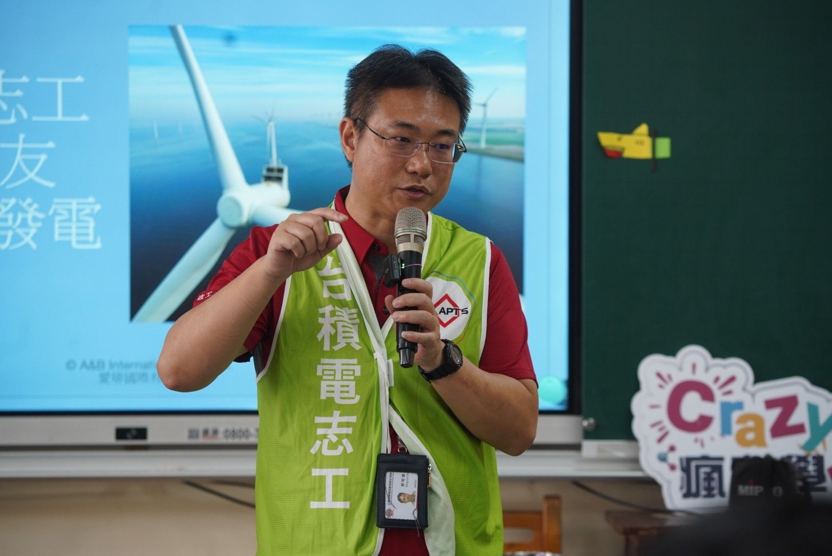 台積電竹南AP6廠鄭明達廠長分享,讓同仁來與偏鄉的國小學童互動,不僅是服務,也是學習。(台積電慈善基金會 提供)