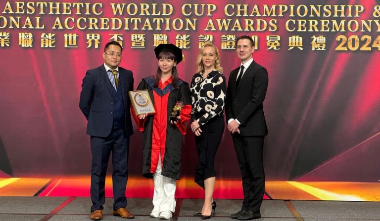 香港頒獎典禮,從右依序英國ELM代表,左二安寶兒老師,左一香港INTACQ代表(圖片來源/Her&His國際美業教育中心提供)