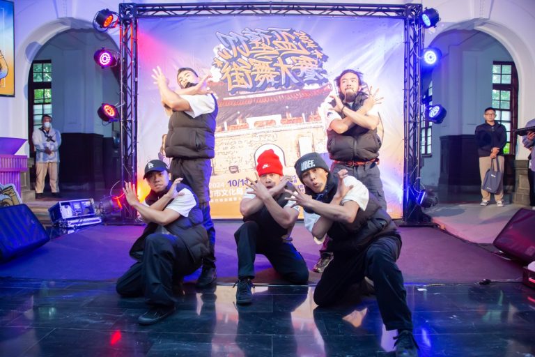 奧運國手孫振領軍「CITY 4」為竹塹盃街舞大賽熱場,世界級霹靂舞魅力四射。(圖/記者黃溎芬翻攝)