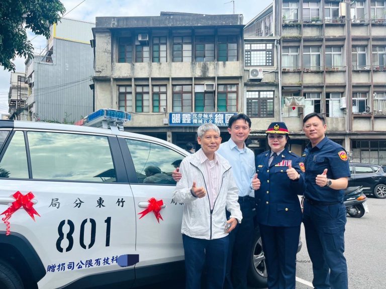 新竹縣警察局頒贈感謝狀，與熱心捐贈人士及貴賓們合影。（圖/記者黃溎芬翻攝）