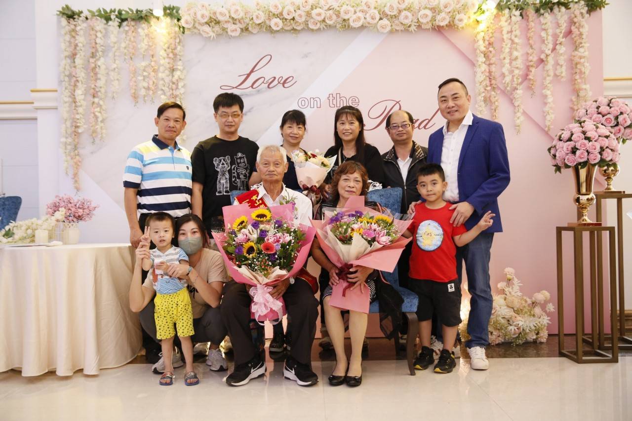 寶山鄉敬老活動邀宴獲獎全家福，現場喜氣洋洋。（圖/記者黃溎芬翻攝）