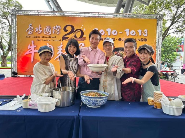 左一為亞洲美食天王、明新科技大學副教授陳鴻擔任代言人，中間為亞軍得主QQ姐姐，右一則是冠軍虎克船長。（圖/記者林照東翻攝）