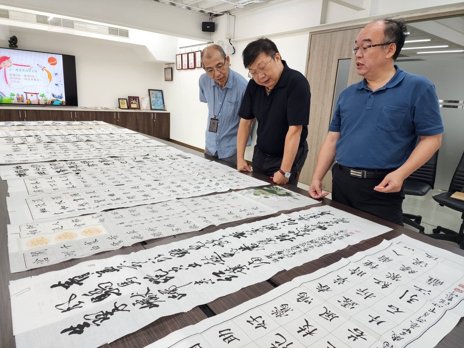 書法類評審作品書體多樣性且技術水平顯著提升。（圖/記者黃溎芬翻攝）