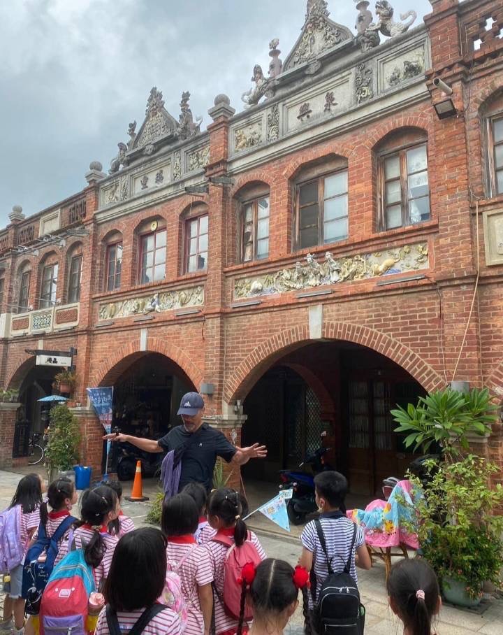 山崎國小師生聚精會神，聆聽導覽湖口老街的古色古香建築。（圖/記者黃溎芬翻攝）