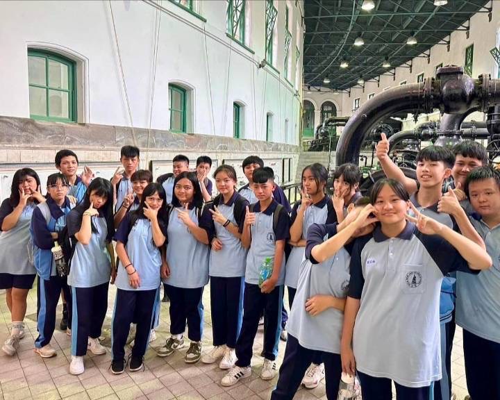 尖石國中造訪台北自來水園區，參觀百年現代化自來水設備。（圖/記者黃溎芬翻攝）