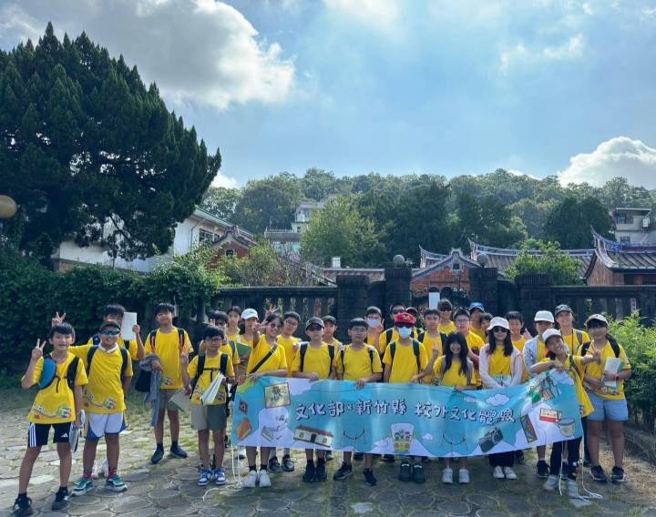 六家國小師生走讀北埔，感受高密度古蹟的老街風情。（圖/記者黃溎芬翻攝）