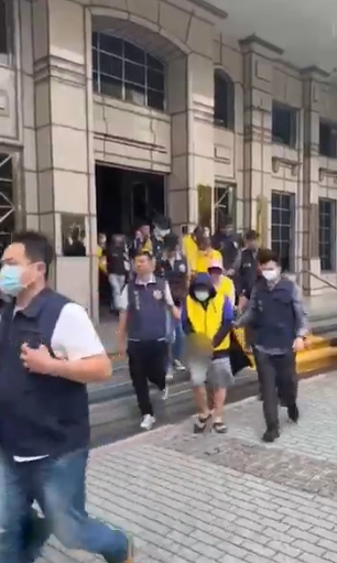 專案小組警方逮捕22嫌。（記者徐煜勝翻攝）