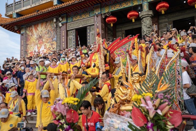 為期五天的桃園護國宮夜境繞巡昨天盛大開始,圖中為太子爺公坐釘椅起駕。(圖/桃園護國宮提供)