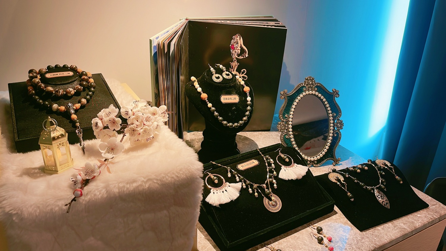 AI利用大量數據創造前衛風格,透過靈魂百貨監製監造,將獨一無二的創作精心打造成一件件精美的珠寶作品。(圖/靈魂の百貨提供)