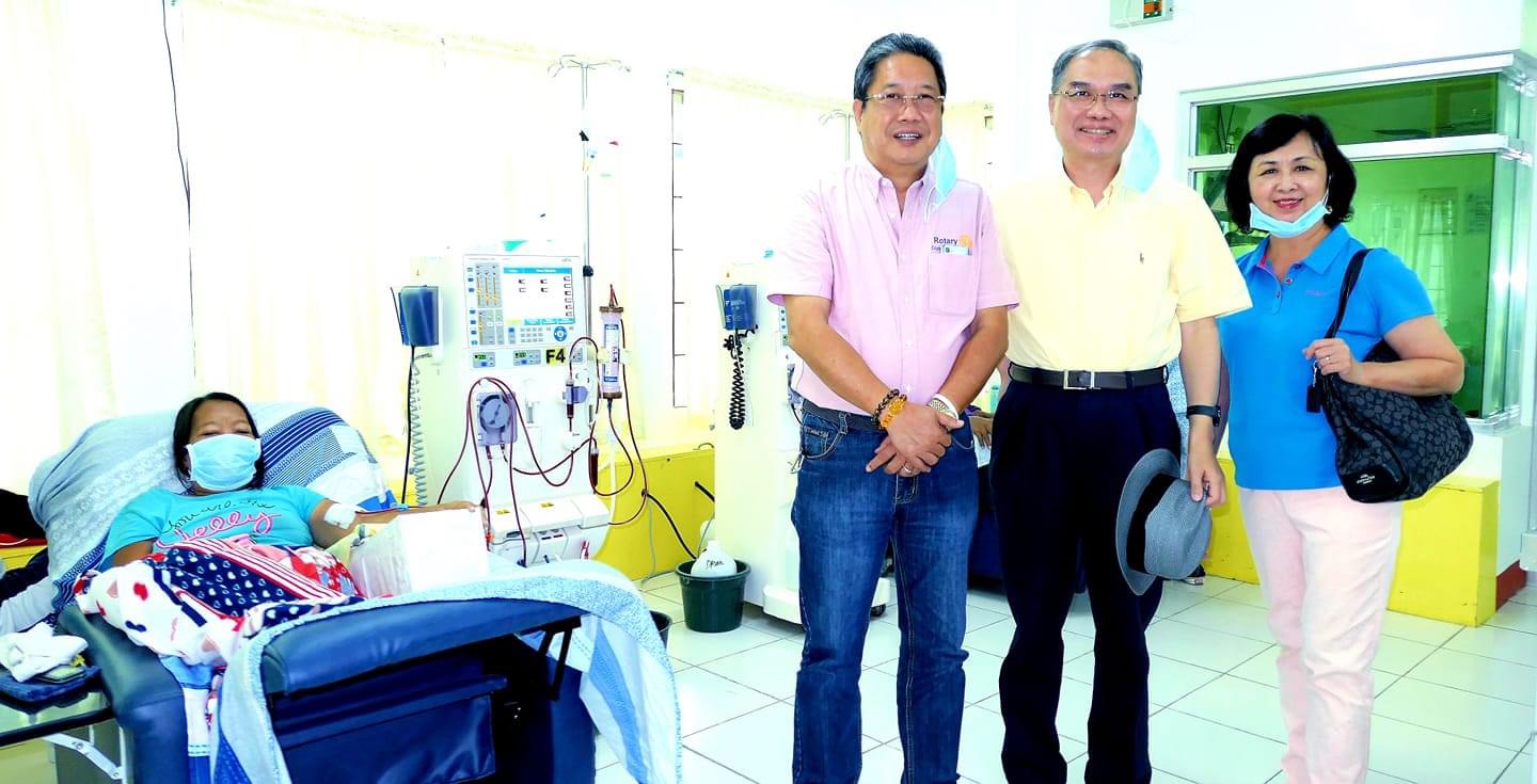 前扶輪社總監鄭桓圭（中）於菲律賓捐贈洗腎設備。（圖/林照東翻攝）