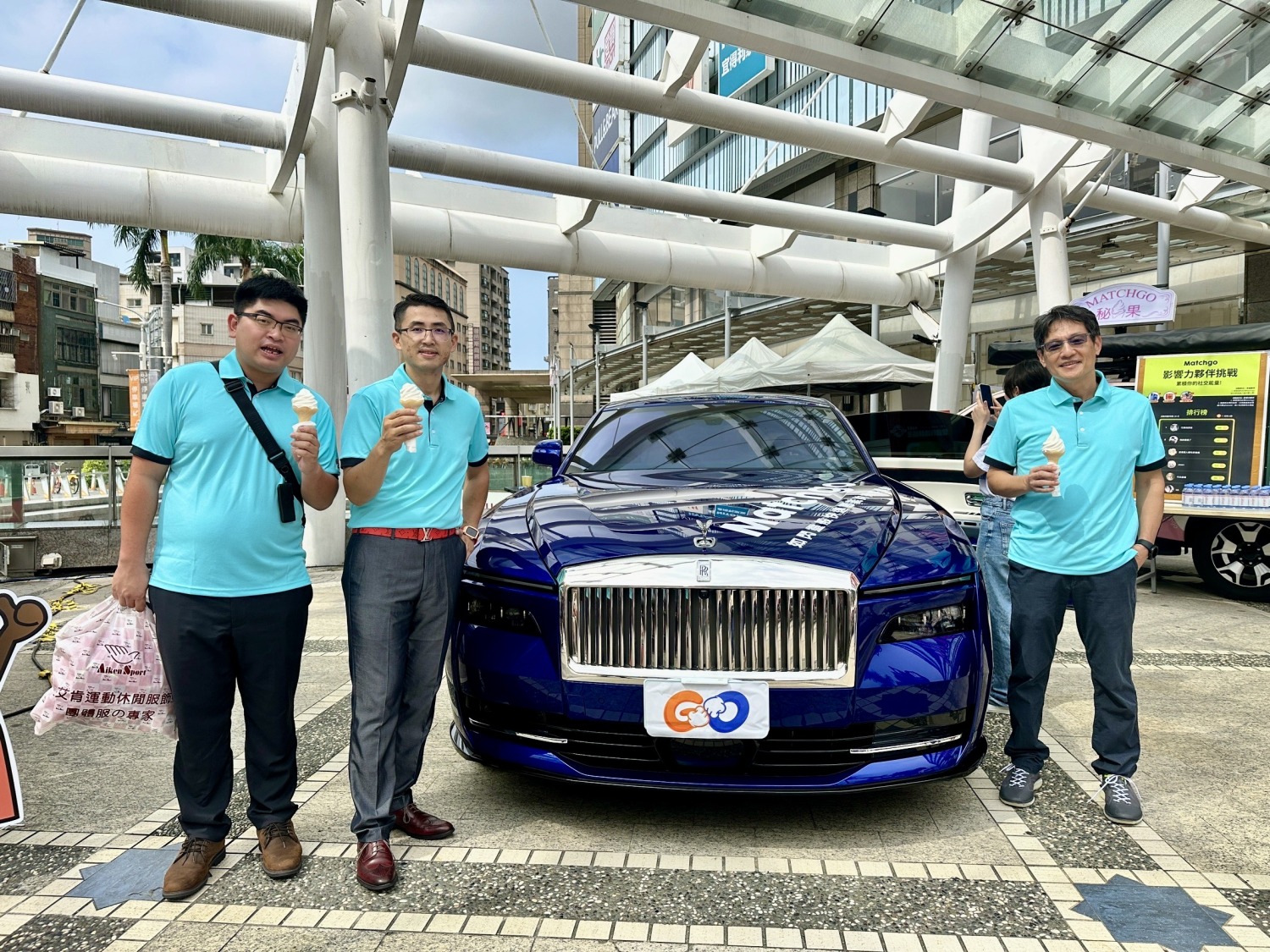 Matchgo輕社交App也在博覽會中設立推廣攤位,並展出一輛勞斯萊斯純電女神豪車,吸引眾多民眾拍照打卡,並下載App參與互動。(圖/記者黃溎芬攝)
