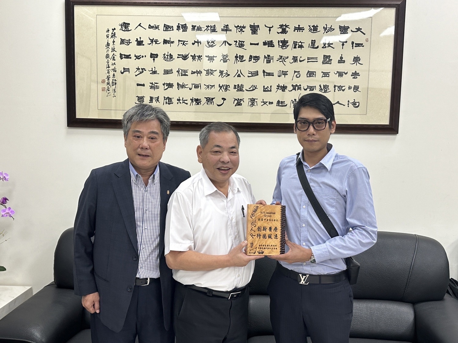 新竹縣縣長楊文科特別頒贈創新醫療行德致遠牌匾表揚RTS模範副縣長陳見賢代表頒發。（圖/記者林照東攝）