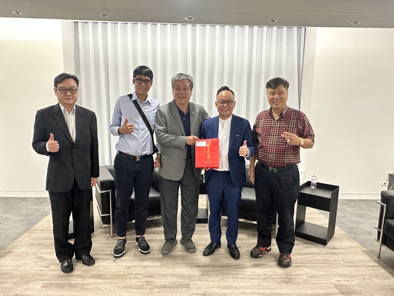 RTS Medical蔡睿中（Ray Tsai）董事長（左二） 及建祥營建企業集團蔡東宏董事長（中）特別拜訪基隆市議長童子瑋（右二）期待促進基隆議會與菲律賓議會交流。（圖/記者林照東攝）