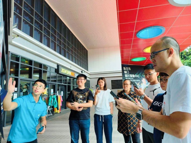 教練向課程學員說明移地訓練減碳計畫（圖/中國青年救國團提供）