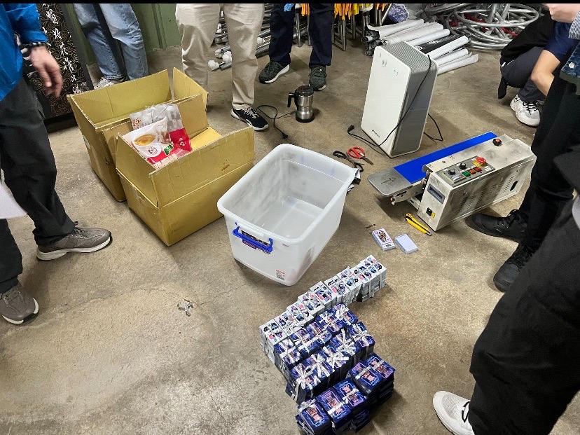 警方埋伏後迅速攻堅,制伏4嫌,查獲49萬現金、多種毒品及製毒器具,案件已移送起訴。(圖/記者林照東翻攝)