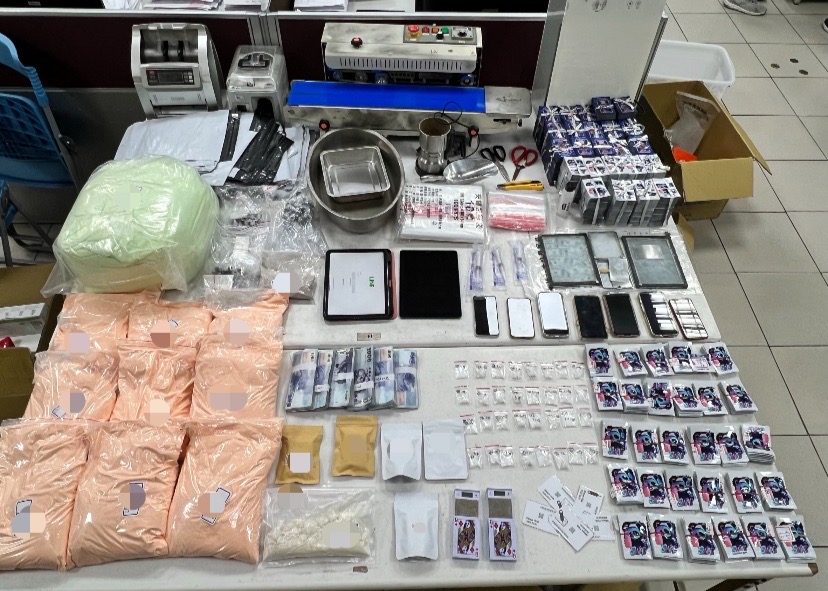 竹北警4月突襲關西鎮毒品工廠,逮捕4嫌,查獲大量毒品與器具,成功瓦解毒品鏈。(圖/記者林照東翻攝)