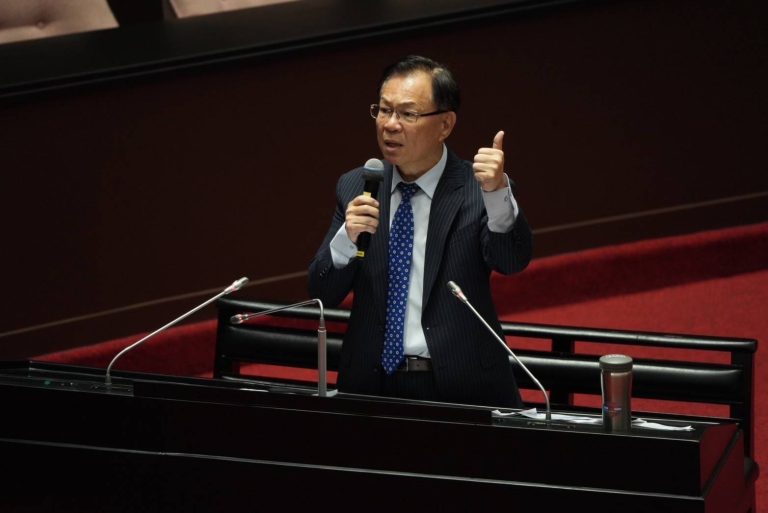 張啓楷強調，核電一度1.1～1.3元，人家都在做努力，我們卻反其道而行，把最便宜的核電停掉了，再去買最貴的再生能源。(圖／張啟楷國會辦公室)