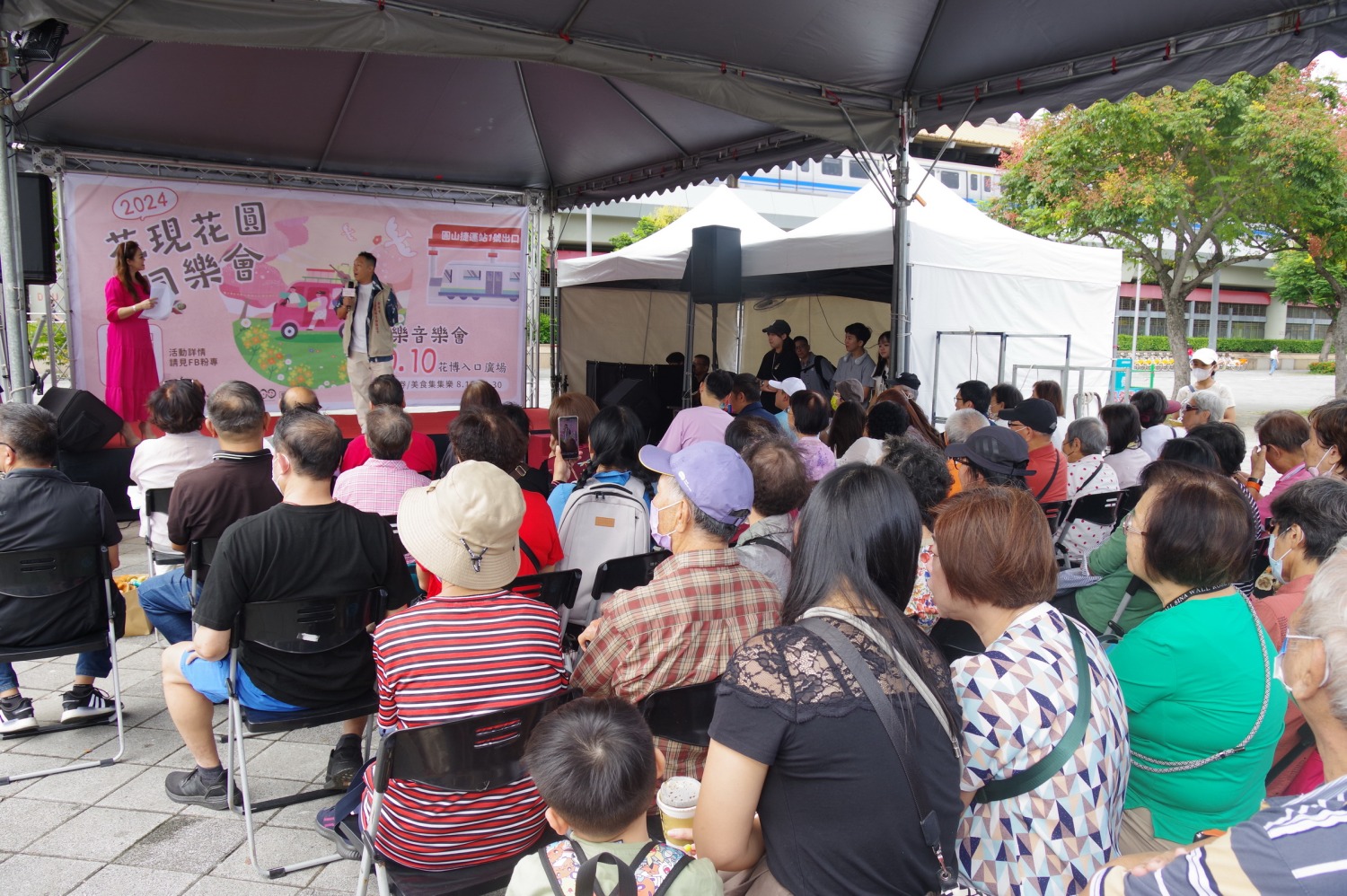 「2024花現花圓同樂會」吸引眾多人潮到場共同參與。(圖/台北市商業處)