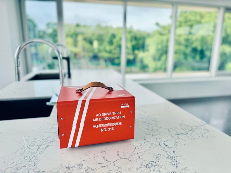 煙味、霉味、裝潢後的味道處理。「AQ得來速商用臭氧機」除味進行實況。(圖/普印通提供)