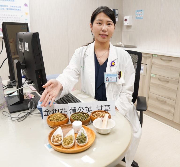吳佩芸醫師指出,青春痘受壓力、油脂影響,中醫分三階段「消炎、淡疤、預防」治療有效控制。(圖/記者林照東翻攝)
