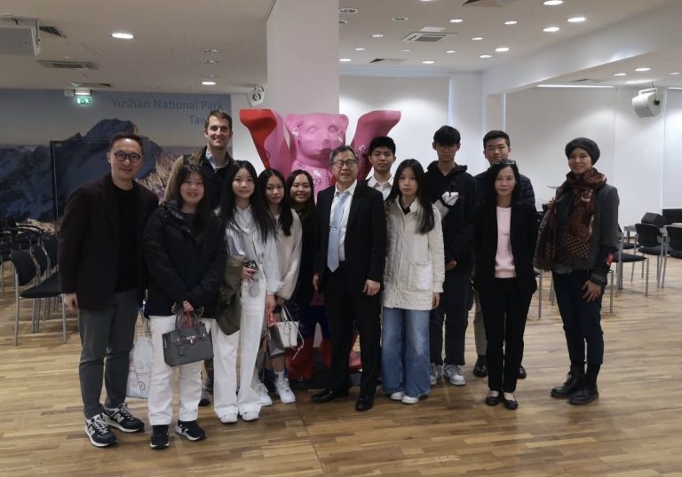 VIS學生在柏林拜會 謝志偉大使,探討台德兩國關係及台灣在國際政治中的關鍵地位。(圖/台北市VIS國際實驗高中提供)