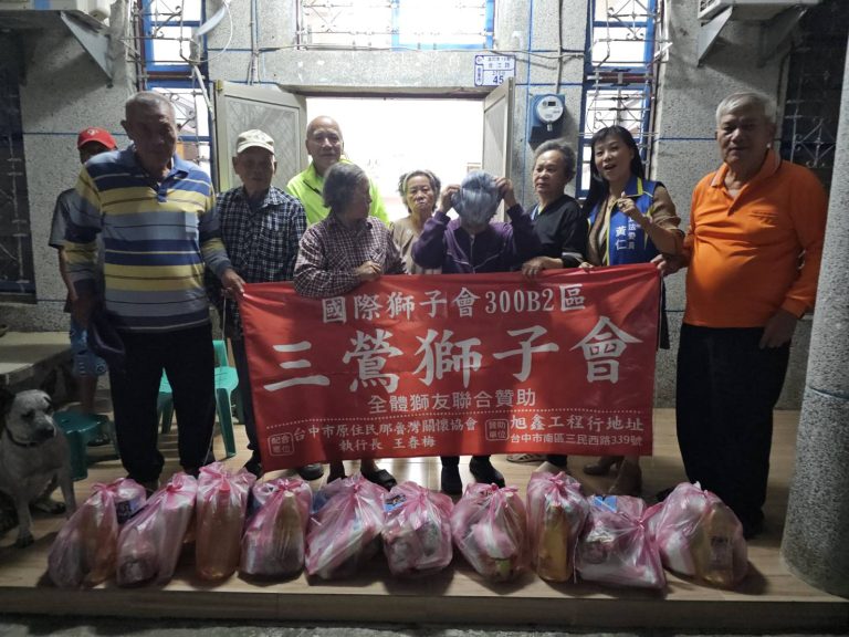 黃仁夫人王春梅率同台東服務處處長陳威華一同前往落受損非常嚴重的加路蘭部進行勘災及致贈慰問品。(圖／黃仁國會辦公室)