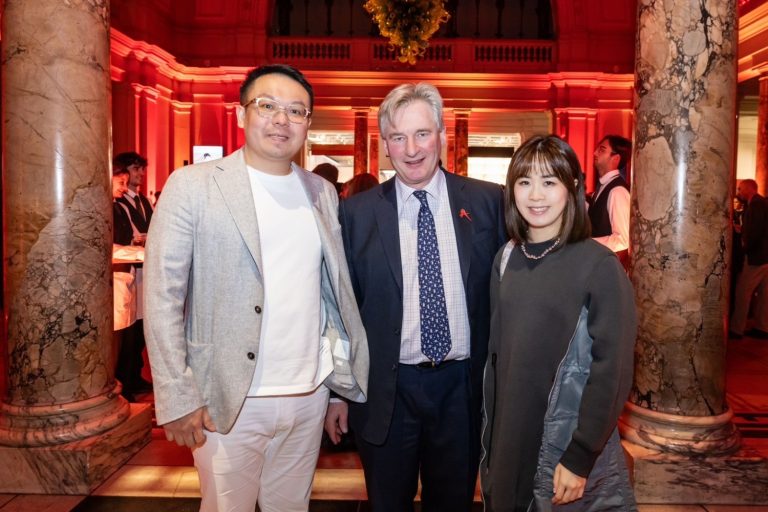 台灣藝術界首度於倫敦佳士得展出,策展人、新銳皮革藝術家王思涵與倫敦亞洲藝術週主席司徒河偉(中)合影。(圖/Grace Han 提供)