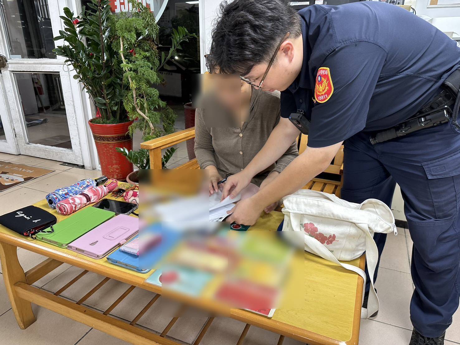 郭姓女子在派出所內清點尋回財物。(記者 黃荷琇翻攝)