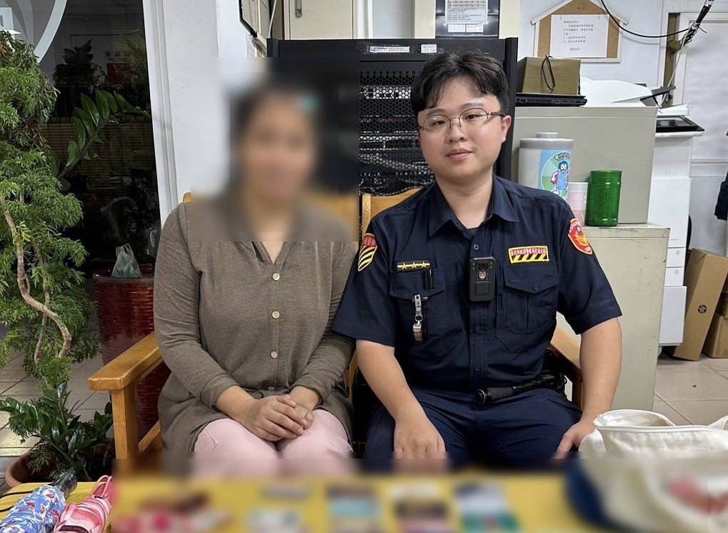 郭女感謝警員周韋佑(圖右)協助尋回失物,對於包內物品完好無缺表示十分感動。(記者 黃荷琇翻攝)