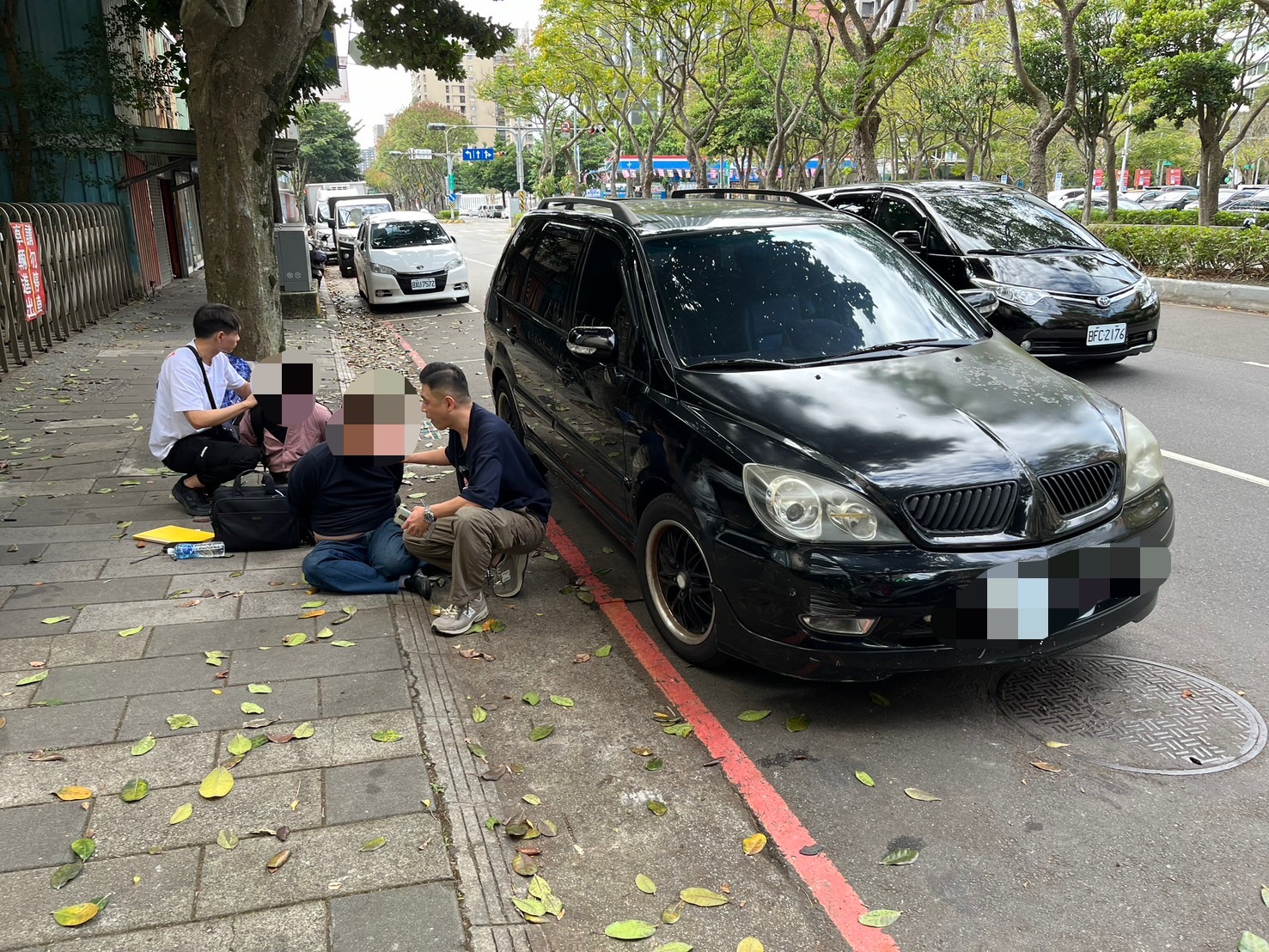 警方成功逮捕涉案的兩名詐騙車手。(記者 黃荷琇翻攝)