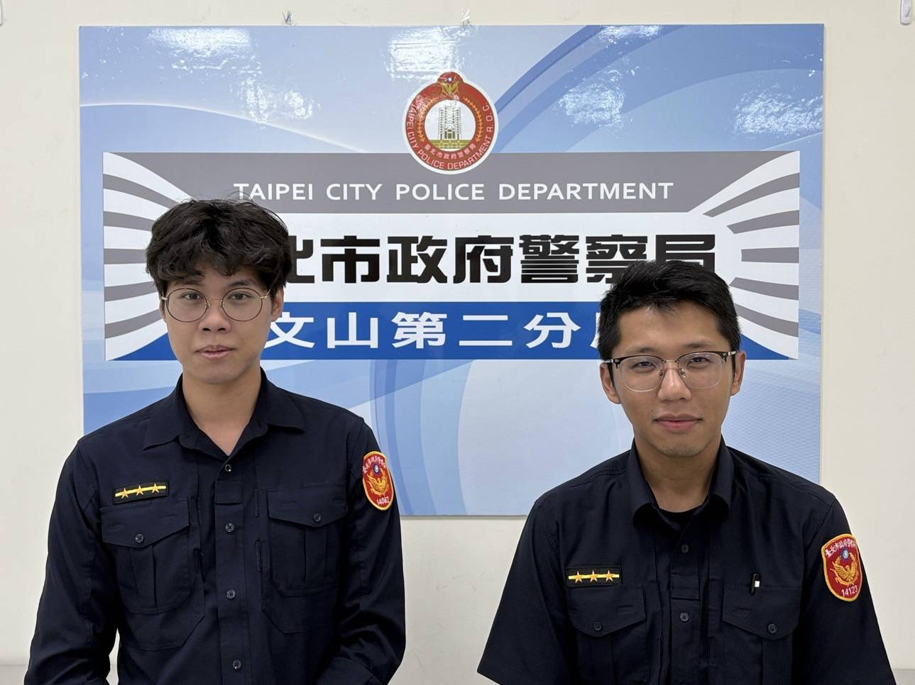 景美派出所警員吳汎礎(左)、余易展(右)將男童帶回派出所,並協助尋找其家人。(記者 黃荷琇翻攝)