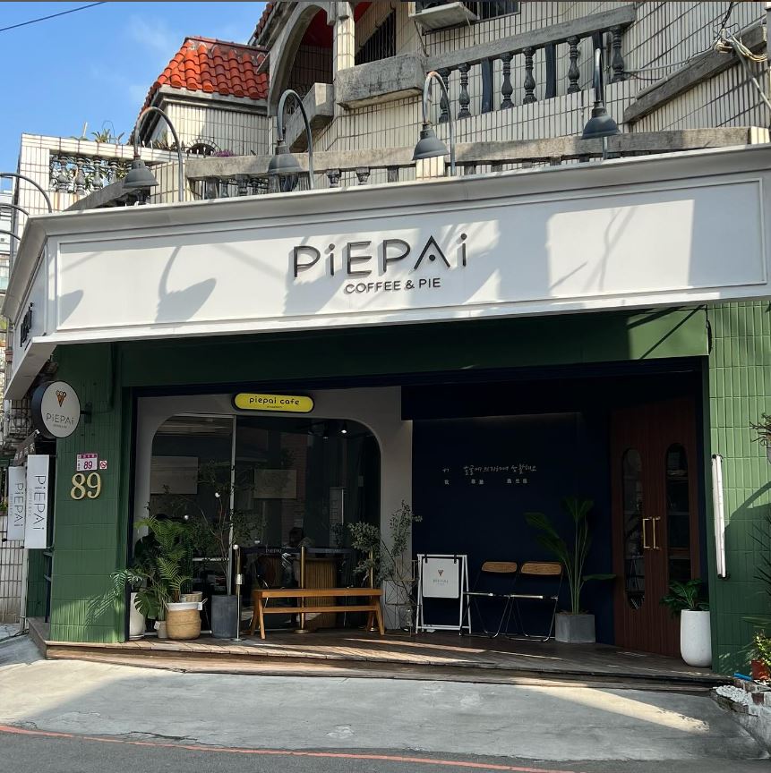 經過無數次的嘗試和失敗，Alicia終於成功將七道色彩層次分明地呈現在彩虹生乳酪上。(圖/PIEPAI CAFE提供)