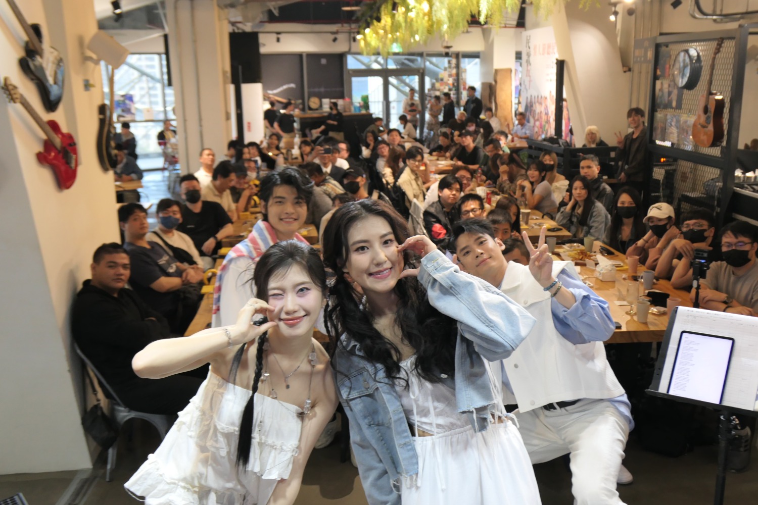 伶伶Ykiki (右) 籌備了3個月的表演，為了11/9的生日音樂會，希望創造與150位粉絲朋友的美好回憶。(圖/唱戲世界娛樂提供)