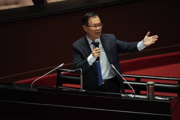 張啓楷直言，台灣能源結構早該有讓國際企業大膽投資的誘因，而非仍在探詢業者實際需求、摸著石頭過河。(圖／張啓楷國會辦公室)