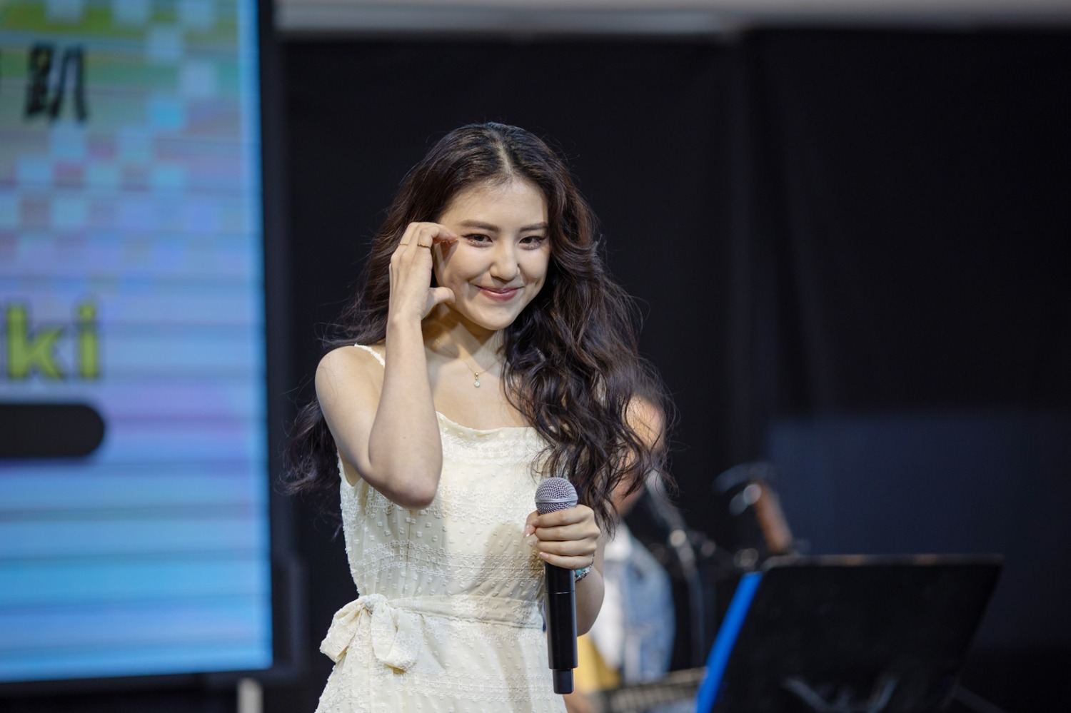 伶伶整場誠意滿滿演唱了15首歌曲，最後的安可歌曲「至少還有你」感謝爸媽和所有到場支持的朋友。(圖/唱戲世界娛樂提供)
