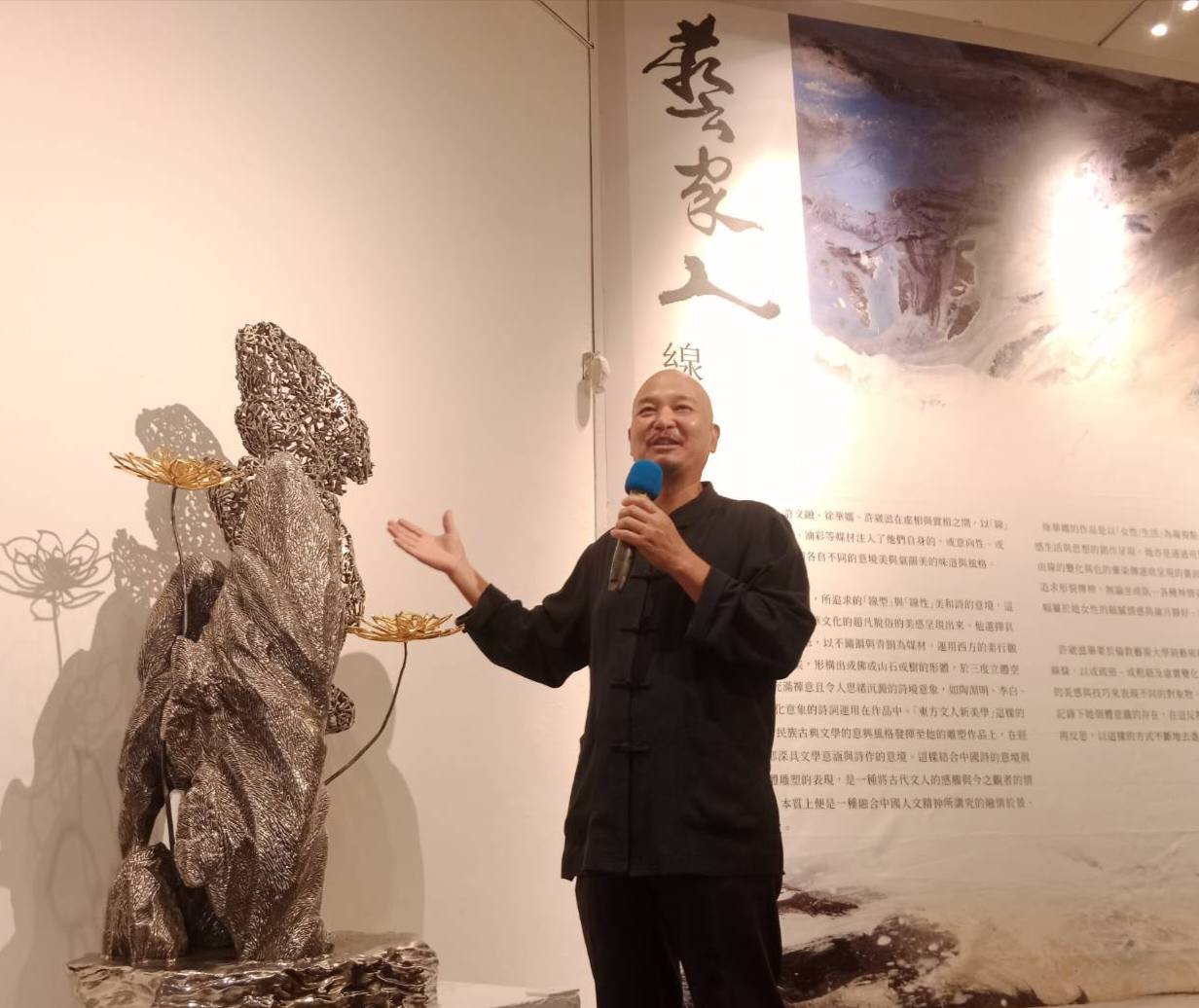 藝術家許文融以中國筆墨線條觸發創作,多元媒材表現獨特。(圖/記者黃溎芬攝影)