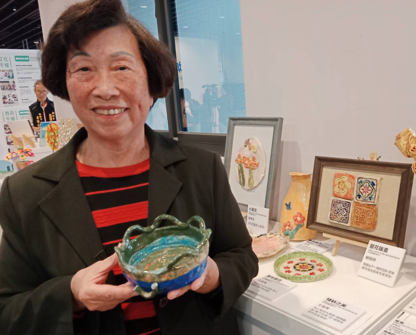 家長代表王富美介紹陶藝作品殘缺之美,透過創作舒壓讓自己的路可走得更遠。(圖/記者黃溎芬翻攝)