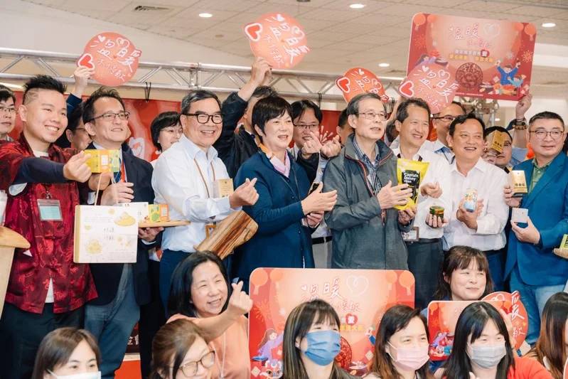 台積電福委會與台積電慈善基金會合力舉辦的「愛心市集」活動開跑。(圖/記者林照東翻攝)
