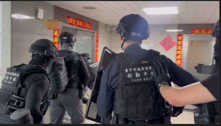 刑事局中大警方攻堅隱身商辦大樓內的博弈機房。(記者徐煜勝翻攝)