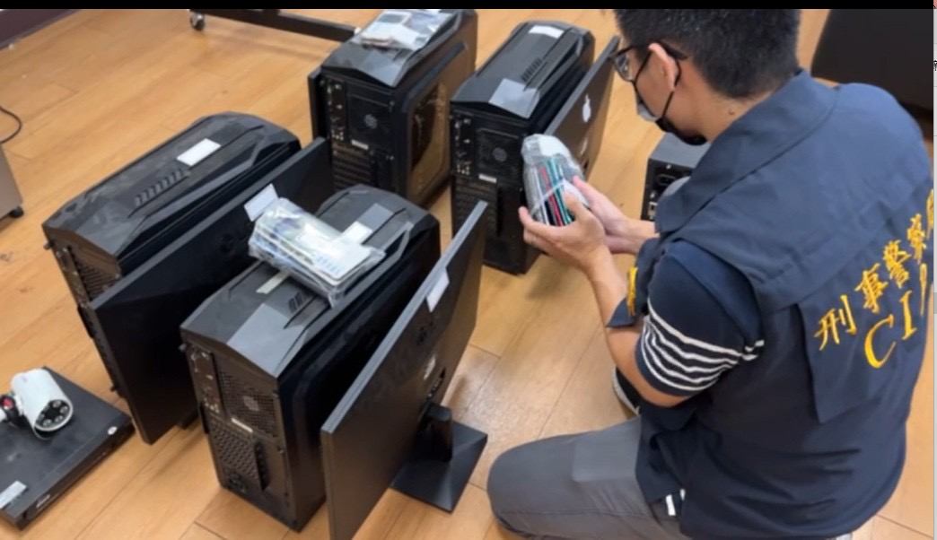 警方查扣電腦主機等相關證物。(記者徐煜勝翻攝)