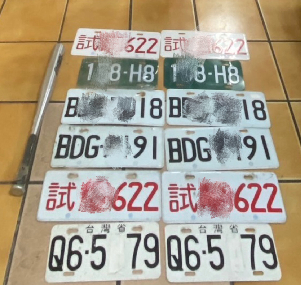 犯嫌利用偽造車牌用於車行作試車牌使用。(記者徐煜勝翻攝)
