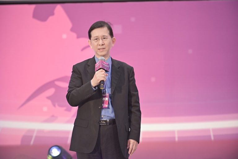 黃彥男部長CYBERDAY致詞,期許各界共同守護國家安全與數位經濟的永續發展。(圖/數位發展部數位產業署提供)