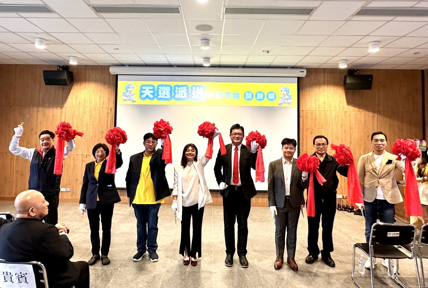 黃綉晶董事長帶領貴賓一同剪綵宣布天選外送正式啟動。（圖/記者林照東攝）