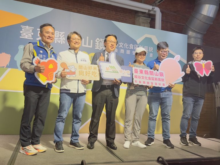 彭成豐強調，透過這次的記者會主要是希望先提升關山在地商家結合創意研發的特色商品，讓相關的商品變得更有吸引力。(記者包克明 攝)